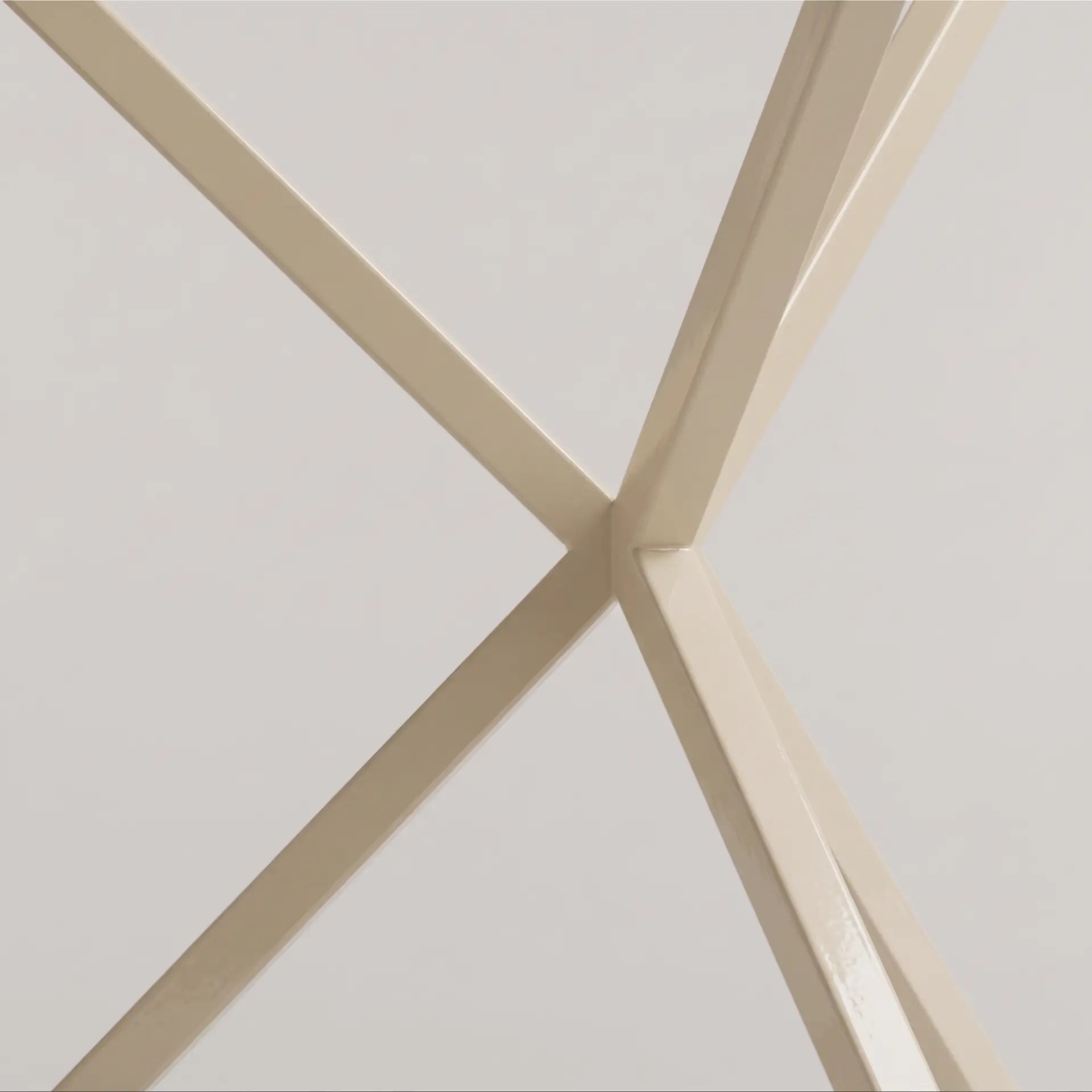 Krysstativ i beige målad metall