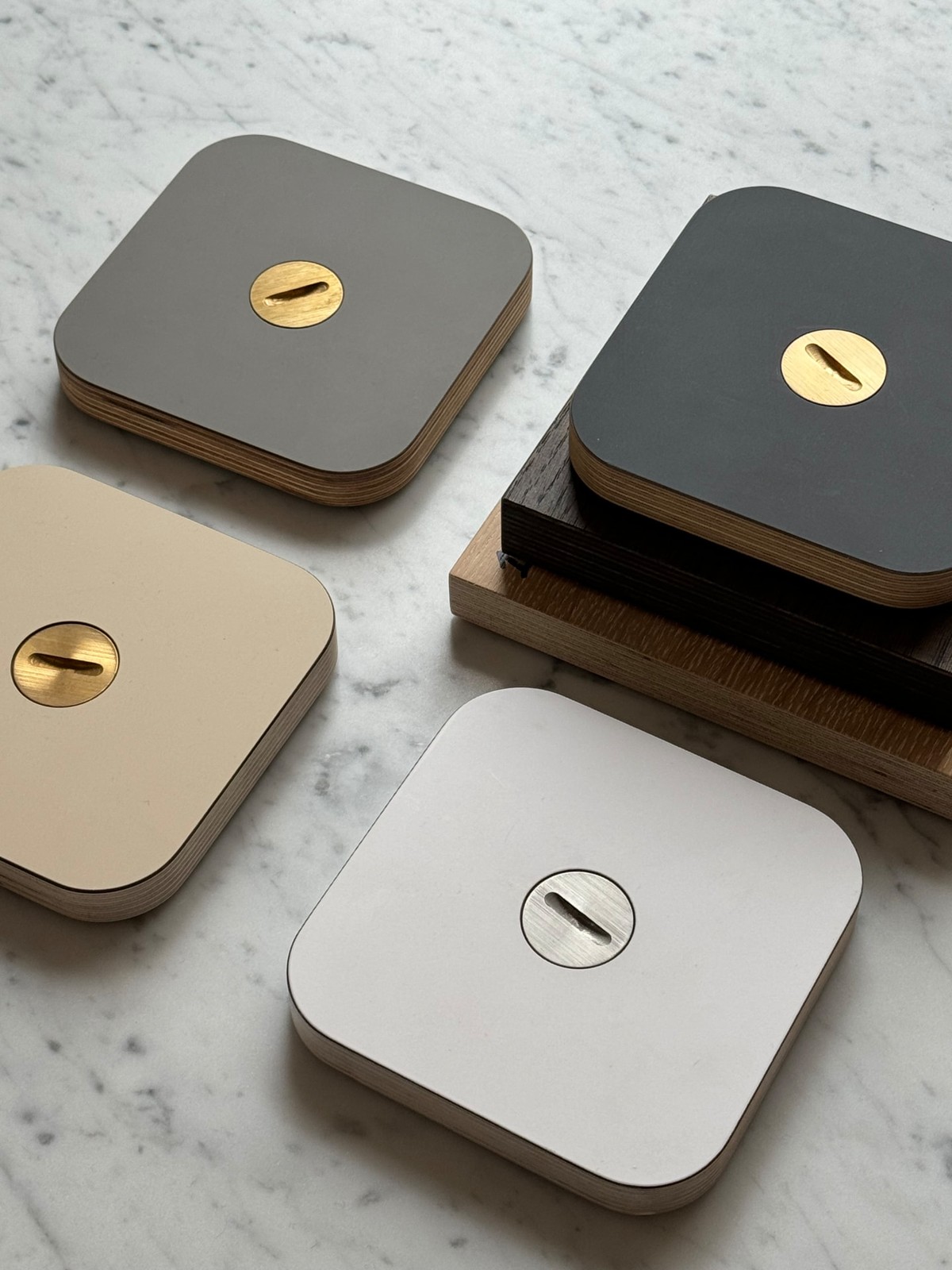Laminat, plywoodkant och brickor